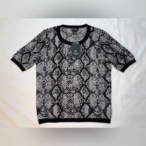Bloomingdale's Black and Gray Snake Print Short Sleeve cashmere Top. Gorgeous